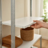 Estante modular con estantes blancos y estructura metálica, ideal para almacenamiento y organización en el hogar.