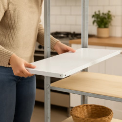 Estante modular con estantes blancos, ideal para almacenamiento en cocina o sala, con estructura metálica.