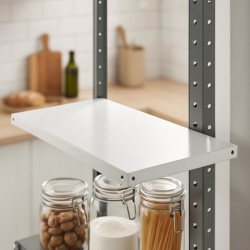 Estante metálico de cocina con una repisa blanca y frascos de vidrio con alimentos en la base.