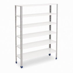 Estantería metálica con seis estantes blancos y estructura plateada, ideal para almacenamiento, con ruedas para fácil movilidad.
