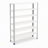 Estantería metálica con seis estantes blancos y estructura plateada, ideal para almacenamiento, con ruedas para fácil movilidad.