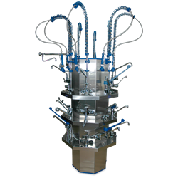 Expositor central de grifería con tres estantes de ø1690x2300 mm.